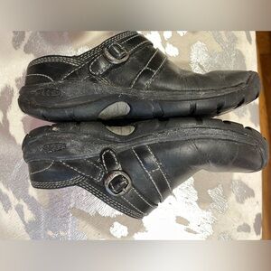 Keen black clogs size 7